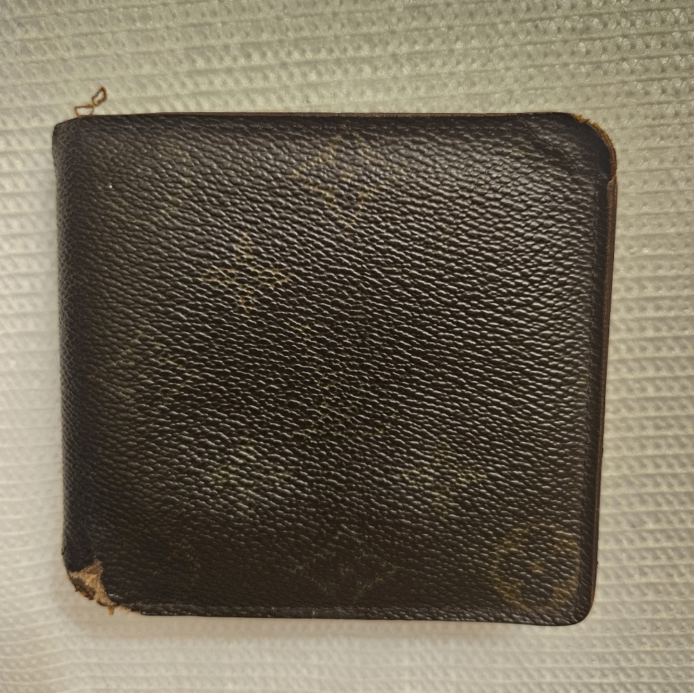 Louis Vuitton Monogram Men's Wallet *HAS CALLOUTS**